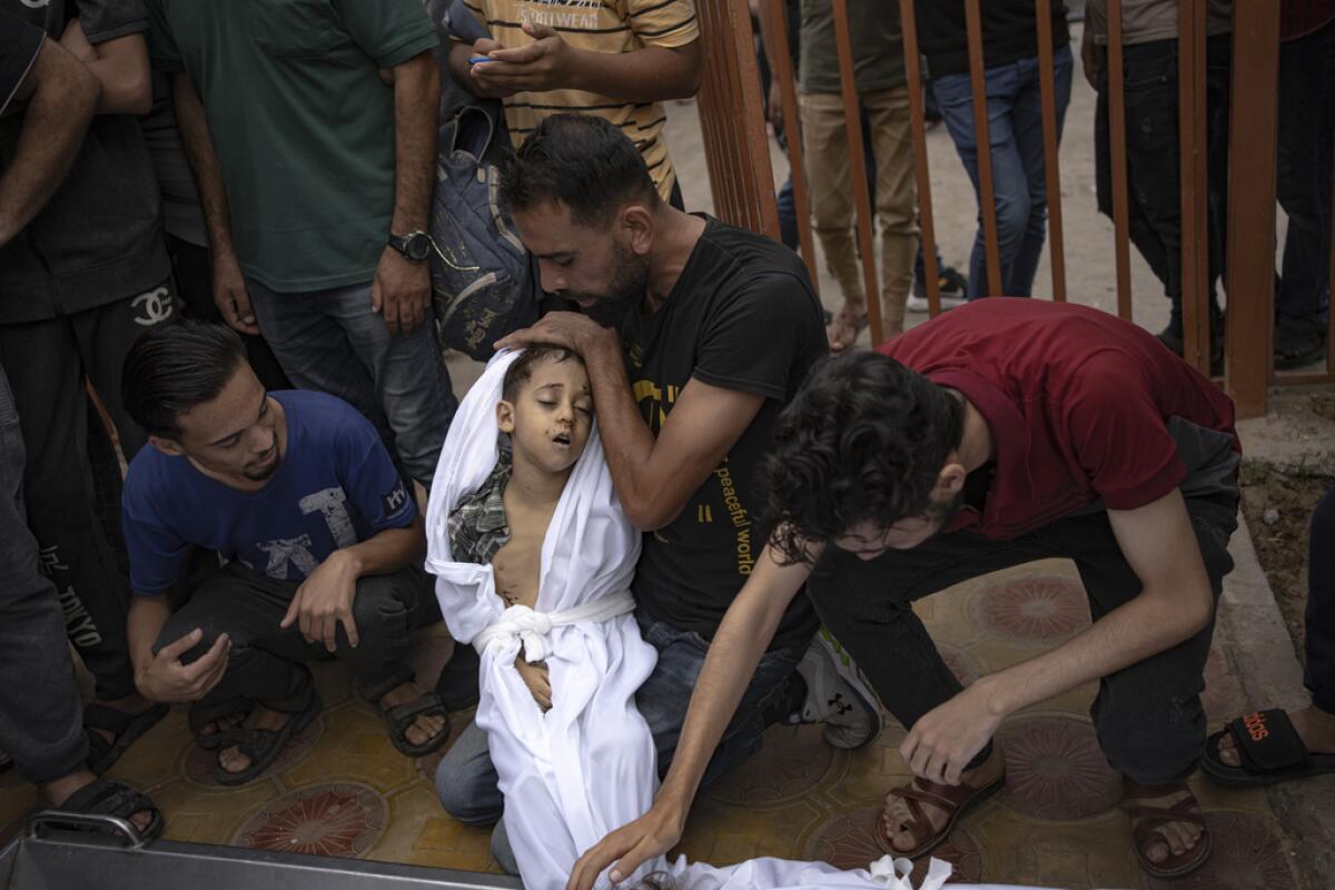 Palestinos lloran a sus familiares muertos