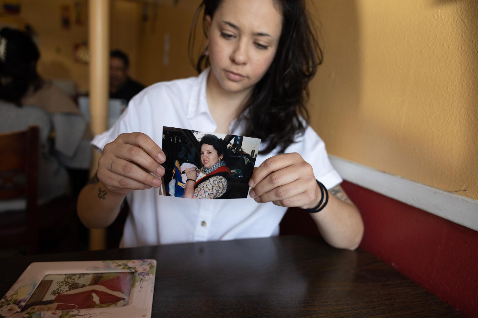 Gisselle Palomera holds a photo of their mother 