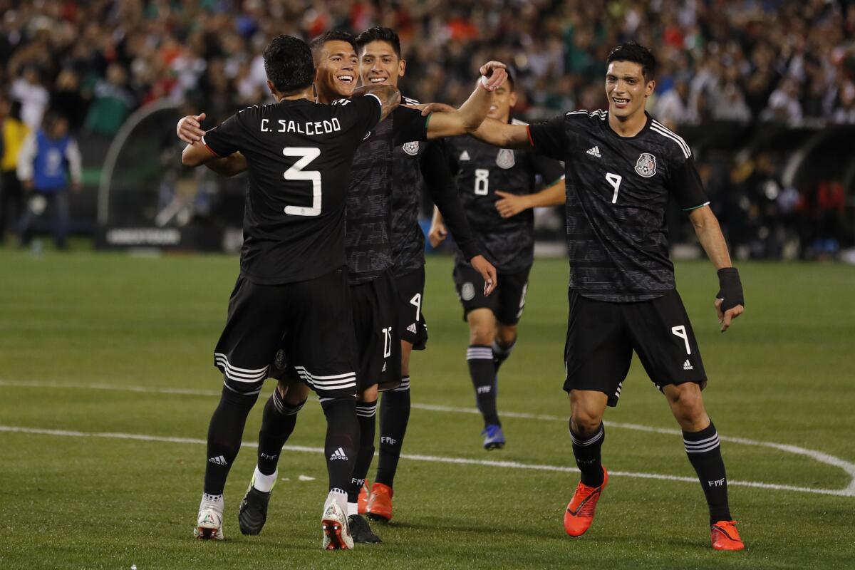 Los jugadores de México festejan un gol en un partido amistoso frente a Chile, el viernes 22 de marzo de 2019, en San Diego