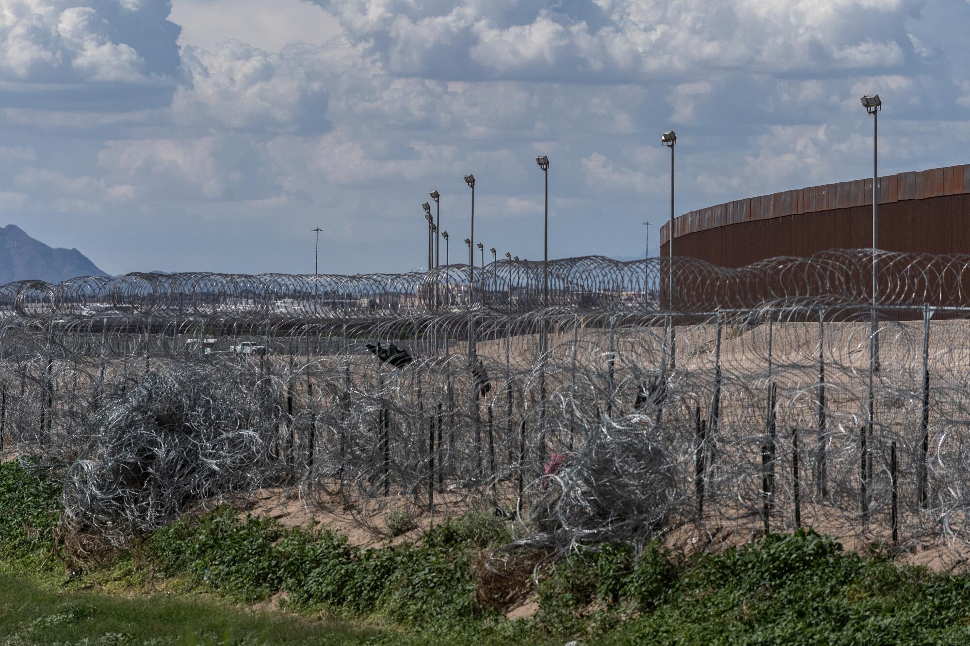 Simbouri relacionado con la frontera entre México y Estados Unidos en juares