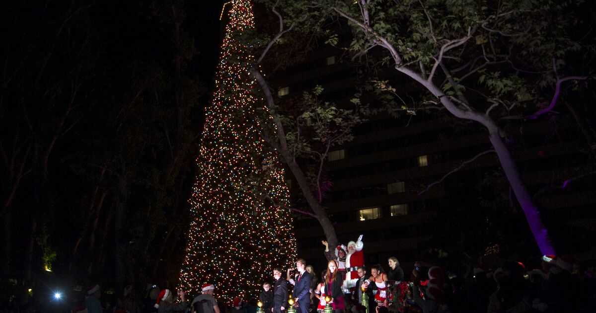 Tree lighting brings holiday glow to South Coast Plaza Los Angeles Times