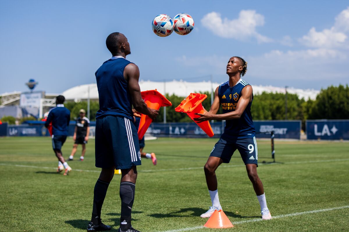Kevin Cabral, right, goes through a training drill with Séga Coulibaly 