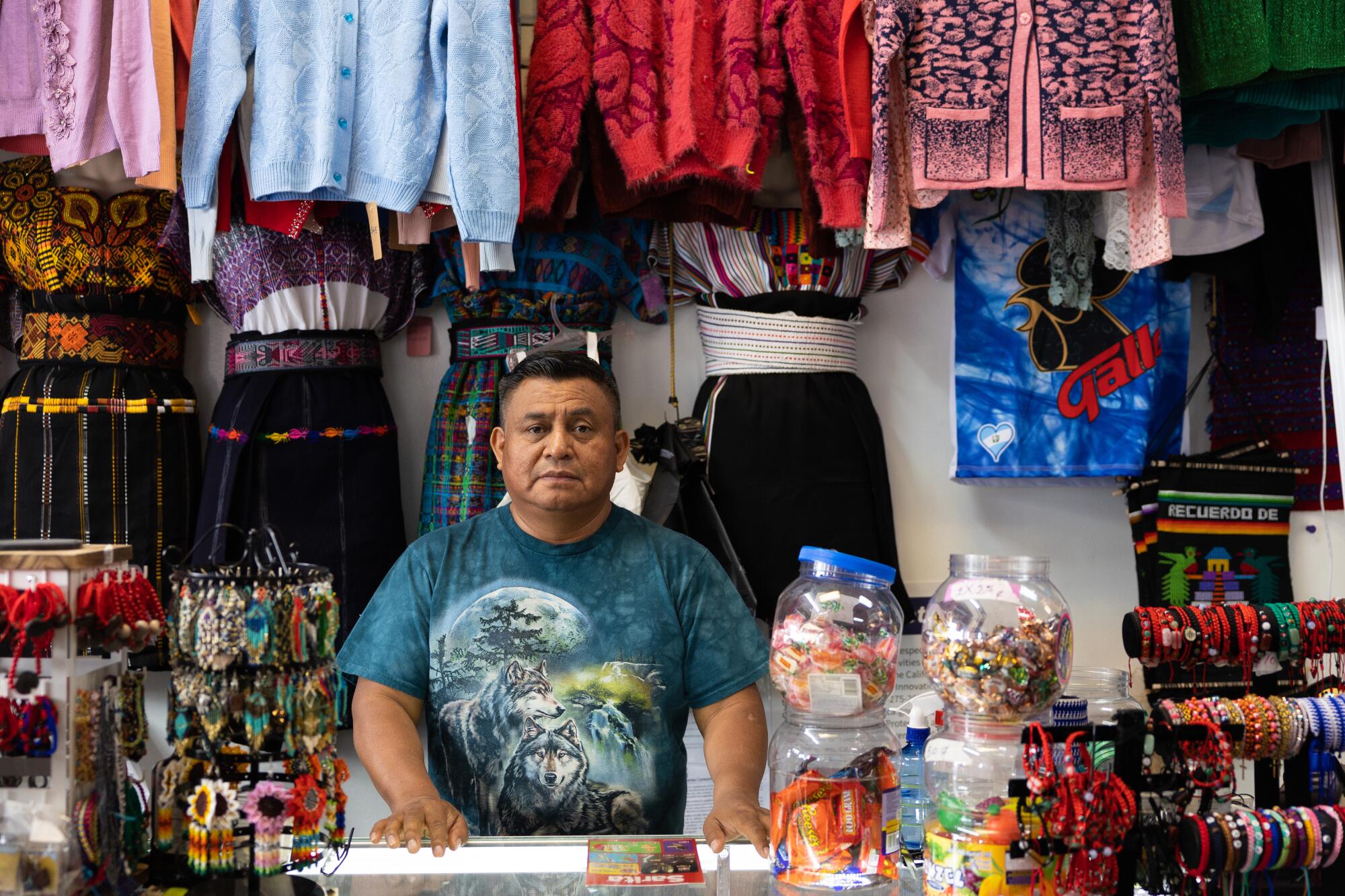 Bartolo Hernandez, 53, en su tienda en Los Angeles, Arte Textiles Maya el el martes de junio 12, 2024