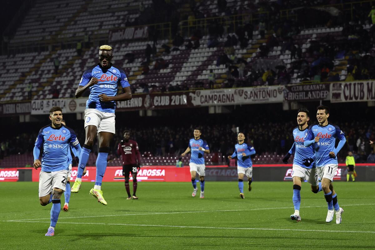 Victor Osimhen del Napoli celebra tras poner el 2-0 de su equipo en el encuentro de la Serie A