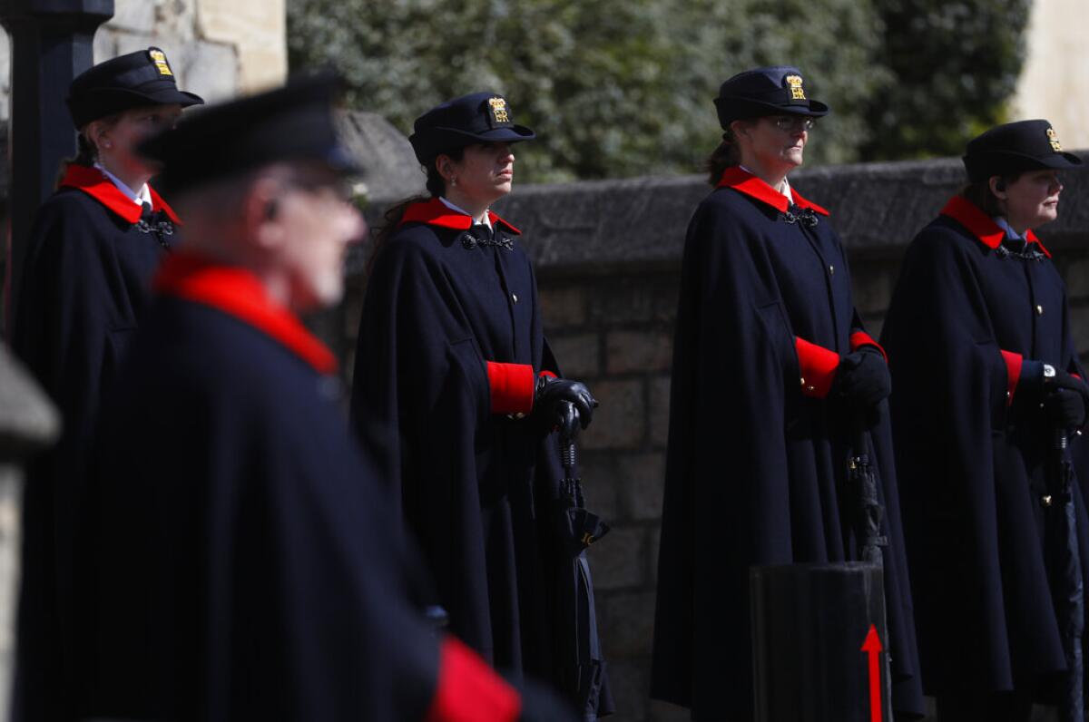 Guardias y policías en la puerta Enrique VIII en Windsor, Inglaterra el viernes 16 de abril de 2021.