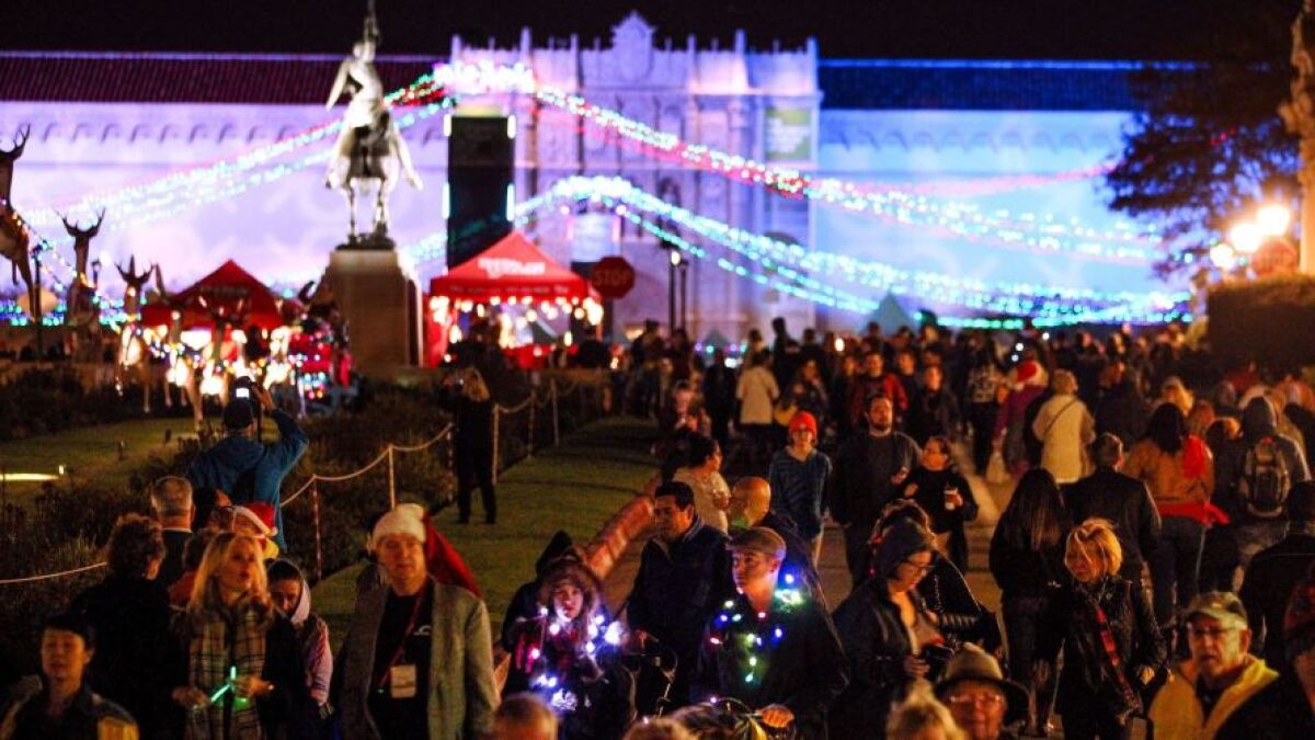 Miles de sandieguinos se reúnen en Balboa Park para December Nights, el mayor evento del año en el parque.