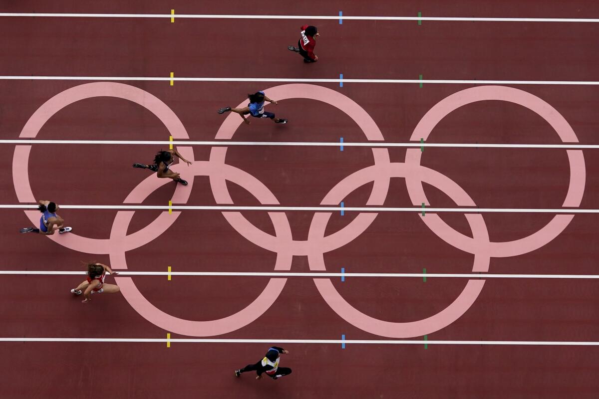 Corredoras compiten en la primera ronda de los 100 metros femeninos 