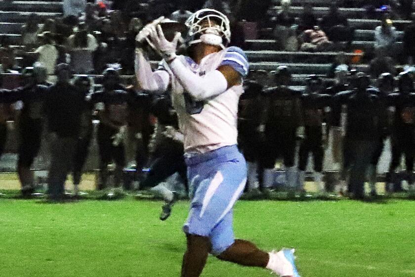 CdM's Dorsett Stecker (0) makes a catch for a touchdown in the third quarter.