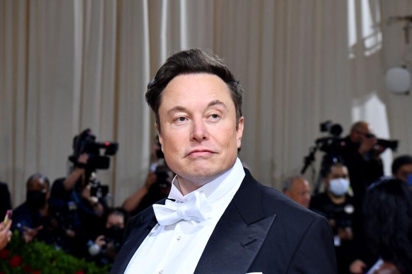  Elon Musk arrives for the 2022 Met Gala