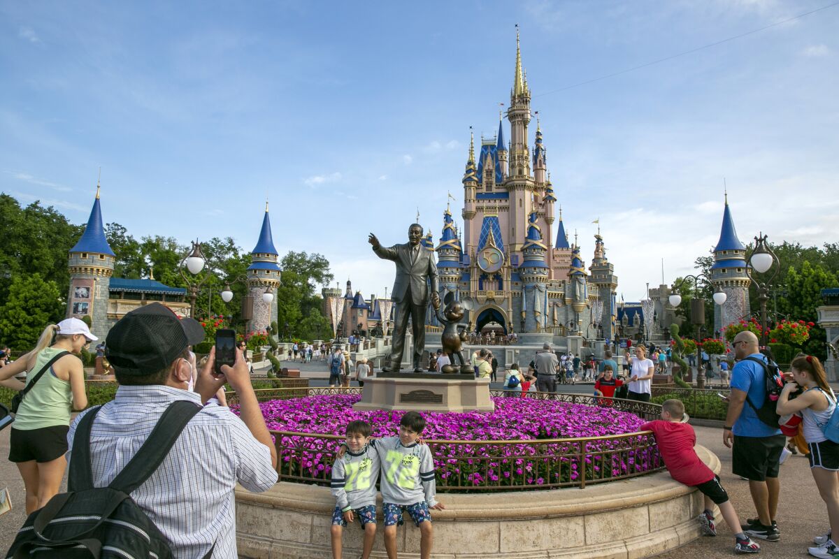 Personas visitan ek parque Magic Kingdom en Walt Disney World Resort en Lake Buena Vista, Florida