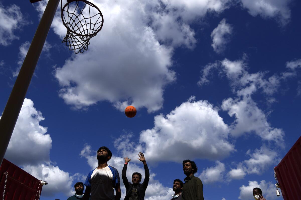 En esta imagen de archivo, migrantes juegan al baloncesto en la cubierta del barco de rescate de la ONG 
