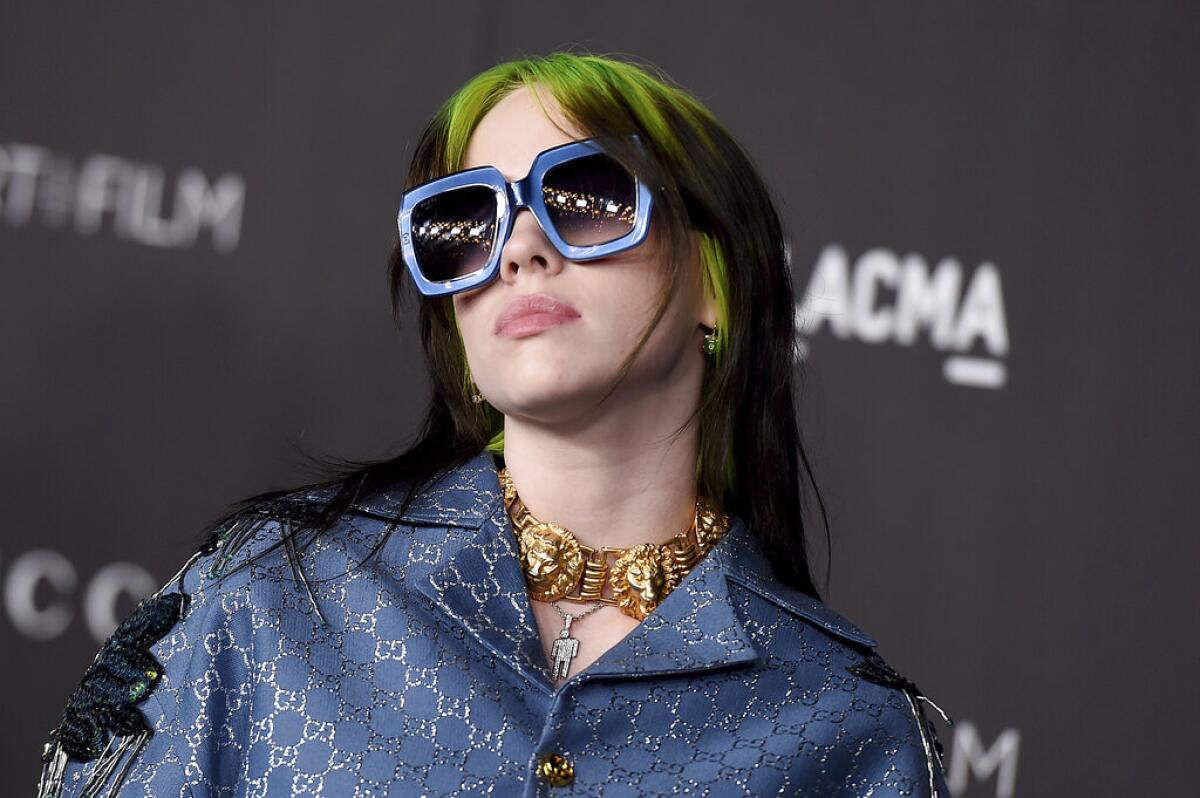 En esta foto del 2 de noviembre del 2019, la cantante Billie Eilish en una gala de LACMA en Los Angeles. Eilish grabó el tema principal de la próxima cinta de James Bond, convirtiéndose en la artista más joven que haya escrito e interpretado una canción para la emblemática franquicia del cine. (Foto por Jordan Strauss/Invision/AP, Archivo)