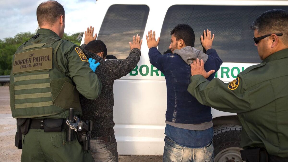 Dos migrantes sin documentos son detenidos por agentes de la Patrulla Fronteriza en Río Grande Valley.