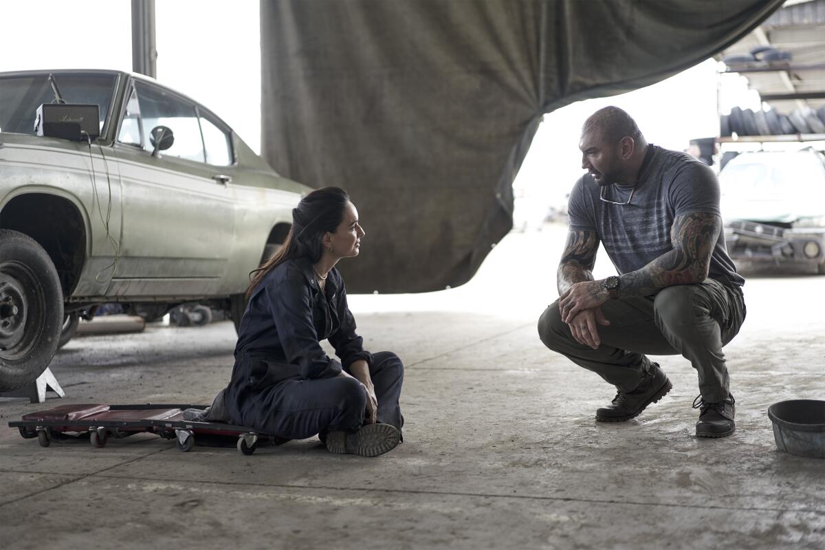 Ana de la Reguera y Dave Bautista en una escena de “Army of the Dead”.