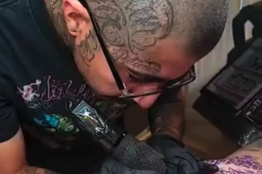 El artista del tatuaje Eric Reyna