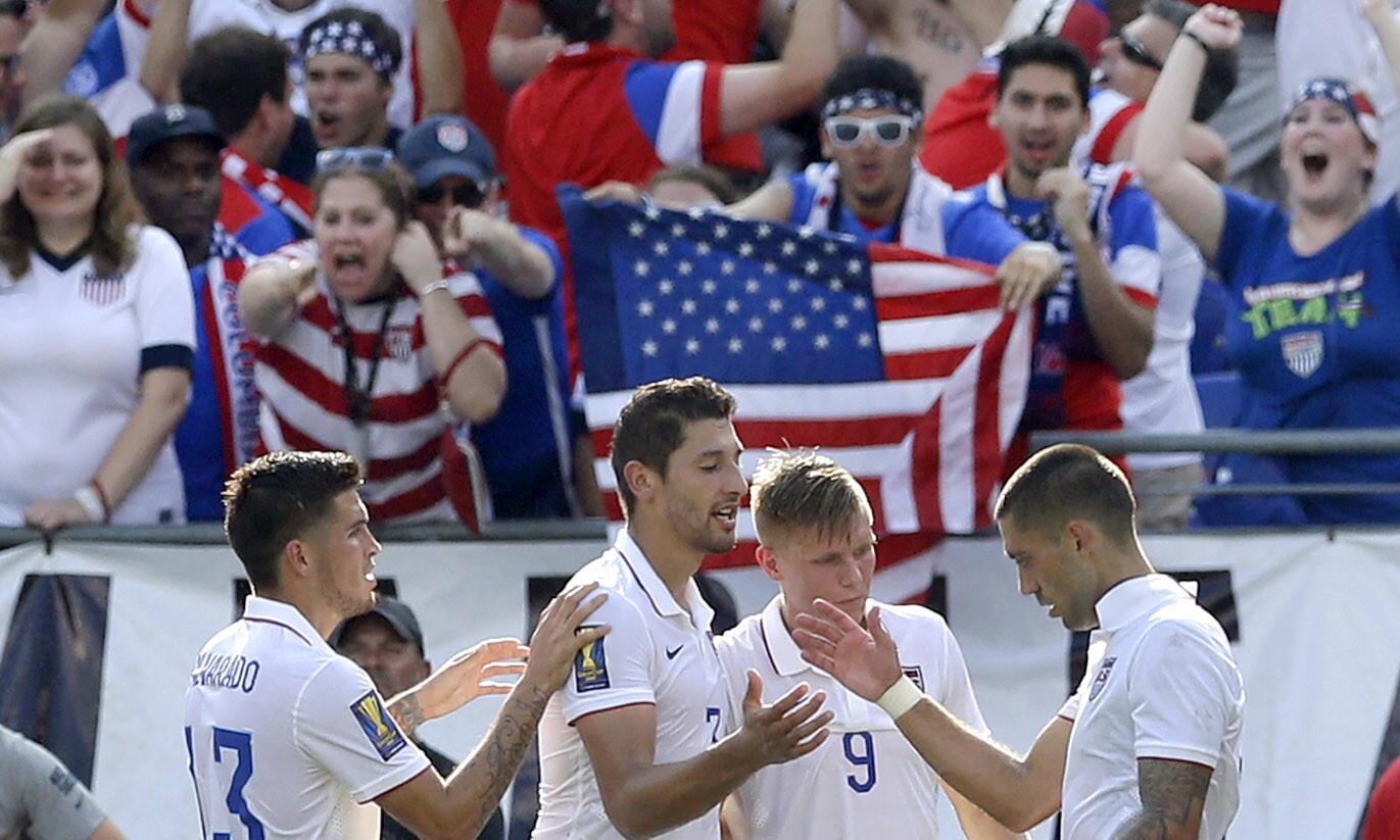 Omar González es felicitado por sus compañeros tras meter el cuarto gol de Estados Unidos ante Cuba, por el pase a semis de la Copa Oro.