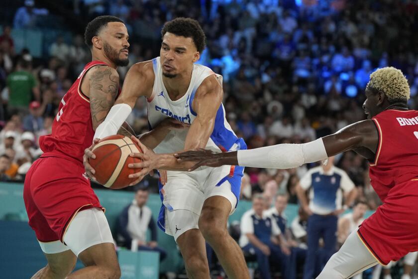 El francés Victor Wembanyama (32) se desmarca del alemán Nick Weiler-Babb (6) en las semifinales del baloncesto de los Juegos Olímpicos de París, el jueves 8 de agosto de 2024. (AP Foto/Michael Conroy)