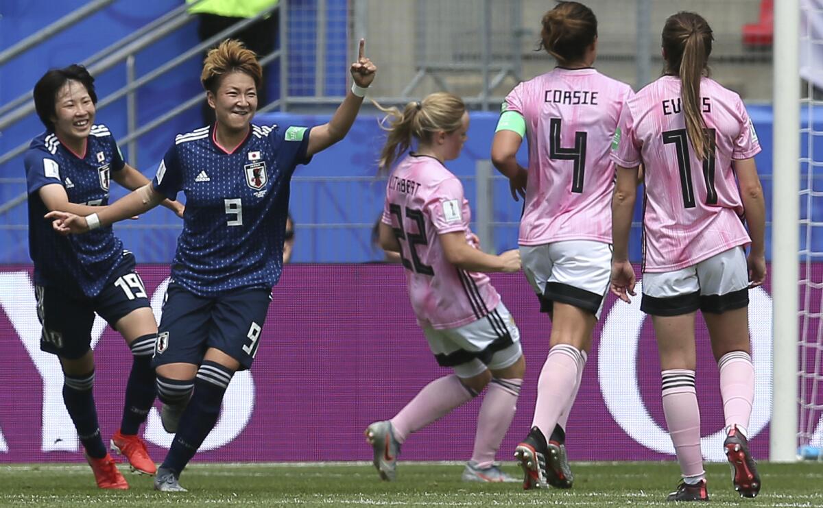 Yuika Sugasawa (9) festeja su gol en un partido que Japón le ganó 2-1 a Escocia en el mundial femenino de fútbol en Rennes, Francia, el 14 de junio del 2019.