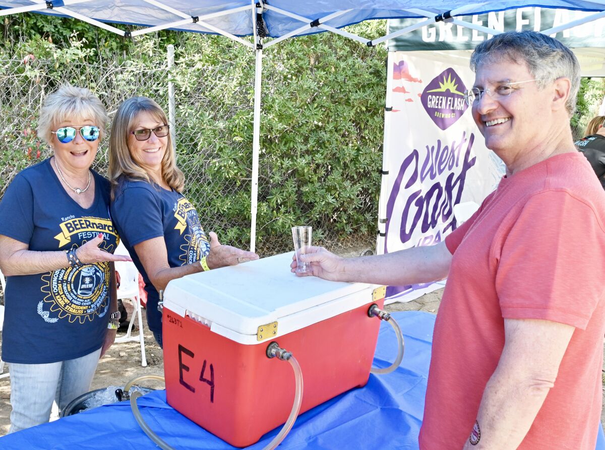 Retha Lowery, Denise Eyer y Greg Stanton en el Festival Rancho BEERnardo 2021.