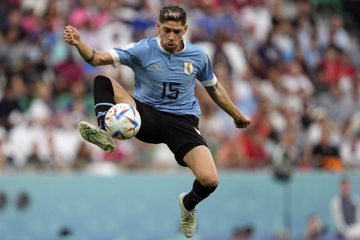 ARCHIVO - El volante uruguayo Federico Valverde domina el balón en el partido contra Corea del Sur 