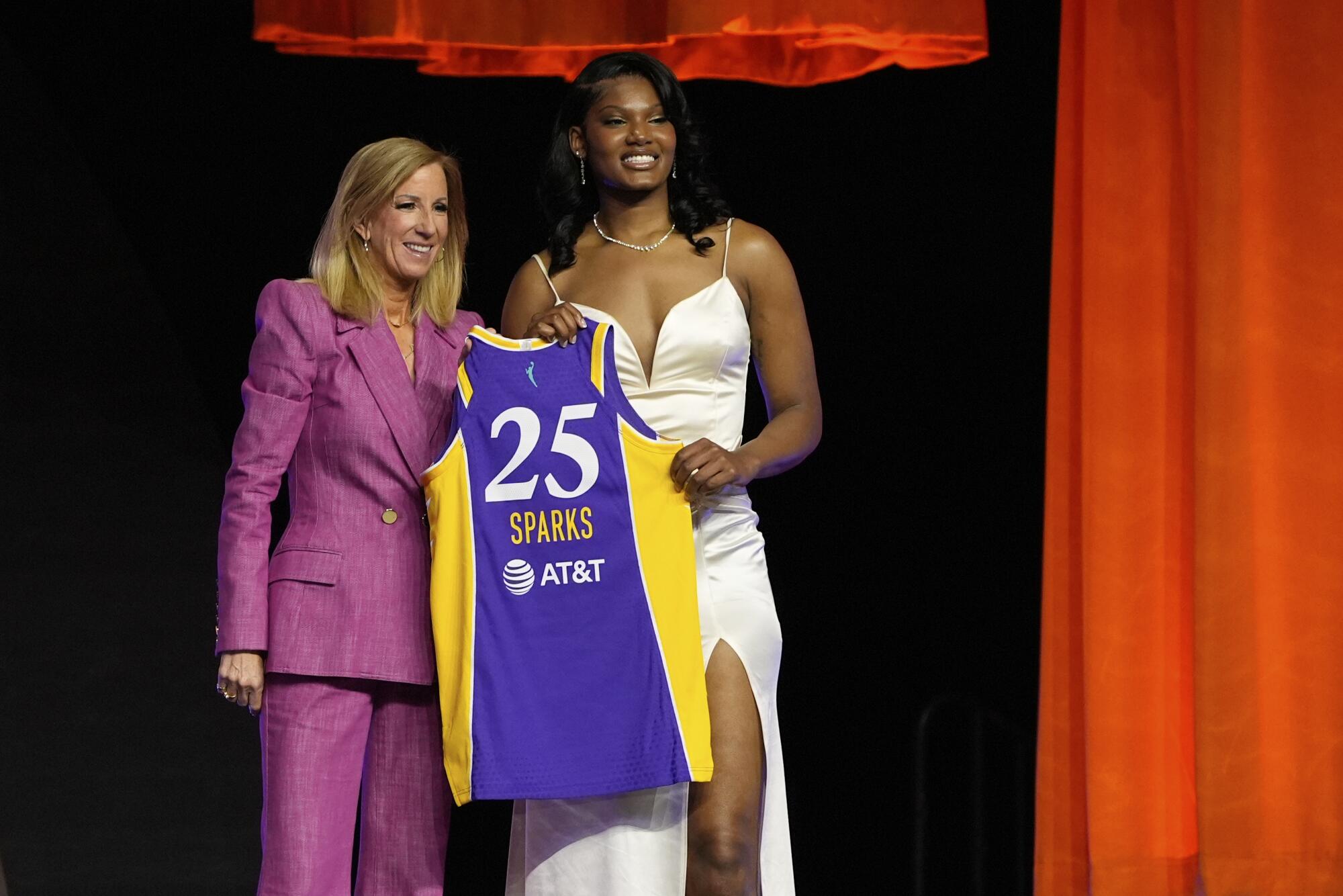 Sania Feagin, derecha, posa para una foto con la comisionada de la WNBA Cathy Engelbert.