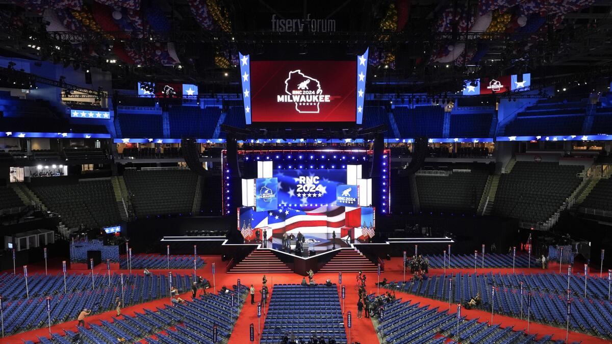 El escenario en Milwaukee, donde se realizará la Convención Nacional Republicana, el 14 de julio del 2024.