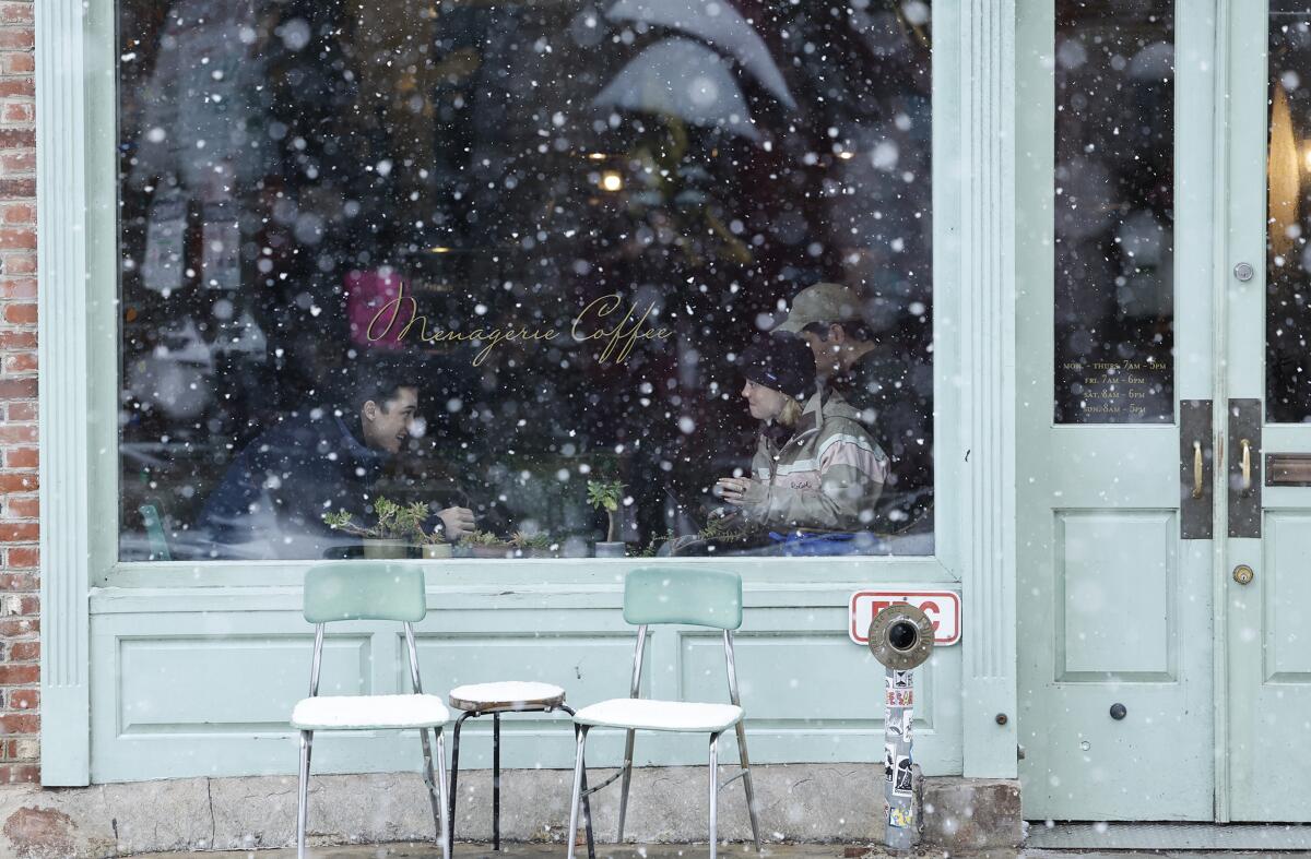 Clientes en el interior de una cafetería mientras nieva en el vecindario de Old City, en Filadelfia, 