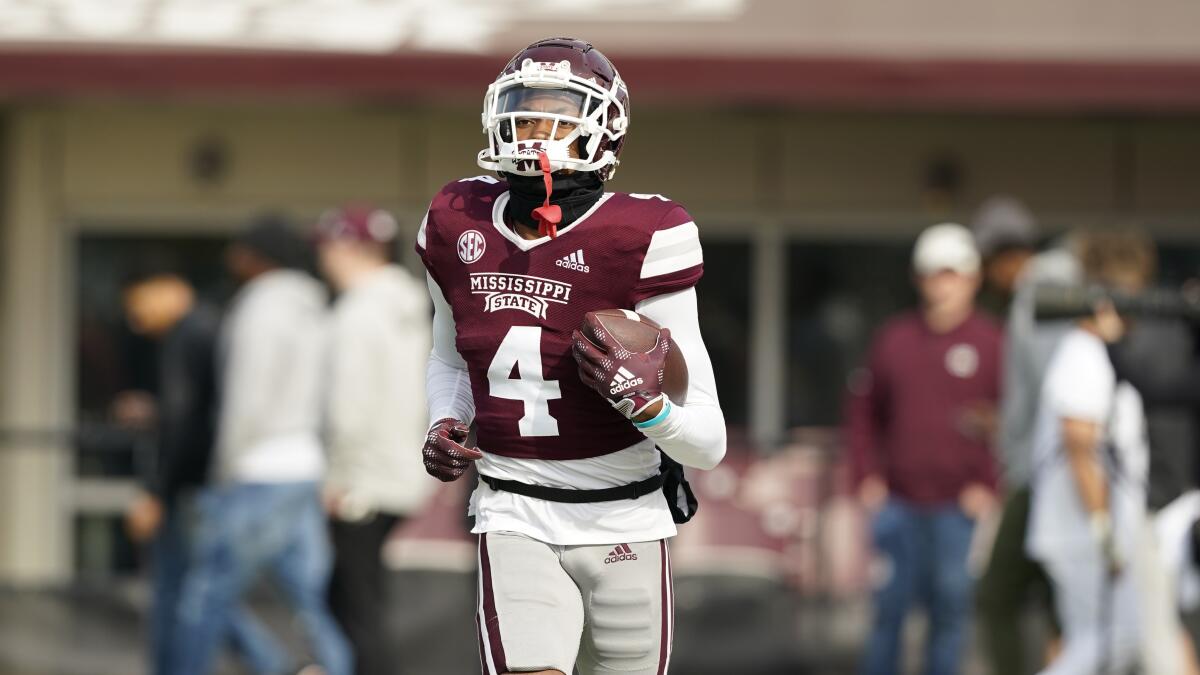 DeCarlos Nicholson during warmups before a Mississippi State game against East Tennessee State in Nov. 2022.