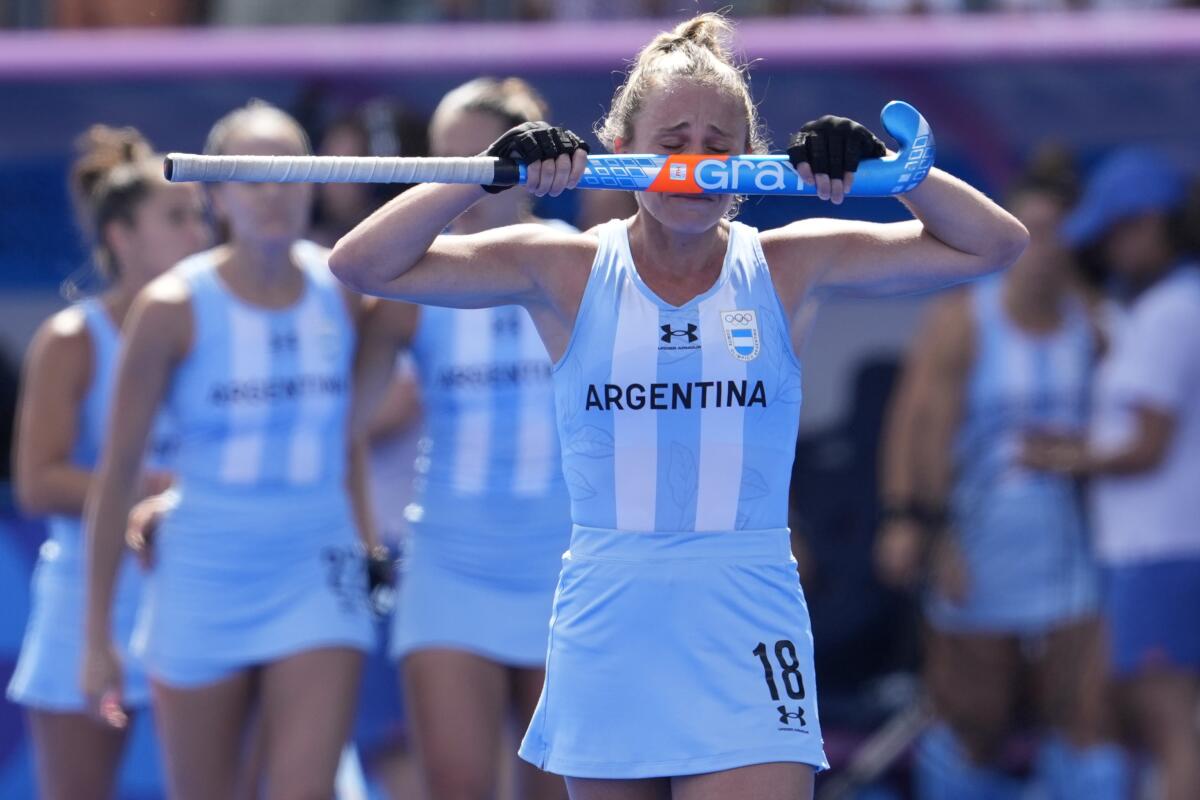 Victoria Sauze, de Argentina, se lamenta tras la derrota ante Holanda en el hockey