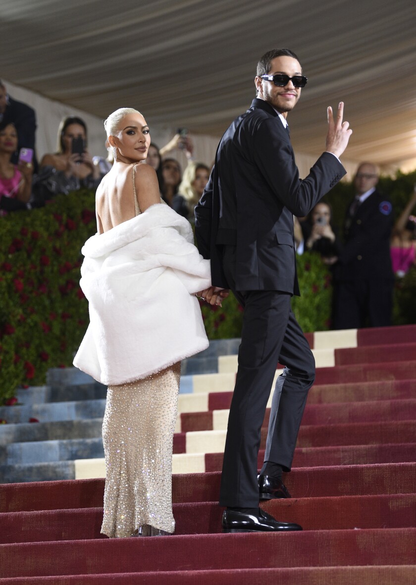 Kim Kardashian, a la izquierda, y Pete Davidson asisten a la gala benéfica del Instituto del Traje del Museo Metropolitano de Arte.