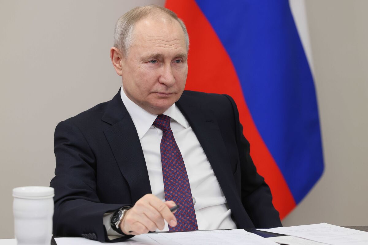 El presidente ruso, Vladímir Putin, asiste a una reunión 