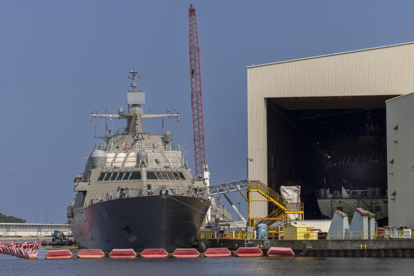 Un buque en construcción se encuentra atracado en las instalaciones de Fincantieri Marinette Marine, el viernes 12 de julio de 2024, en Marinette, Wisconsin. (AP Foto/Mike Roemer)