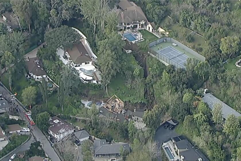 En esta imagen aérea de KABC se muestra el lugar de un derrumbe y casas dañadas en el área de Sherman Oaks de Los Ángeles, el miércoles 13 de marzo de 2024. (KABC vía AP)