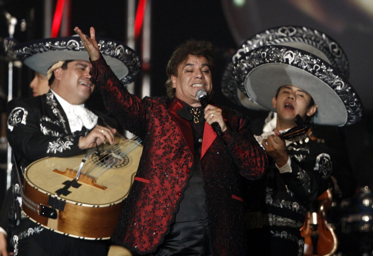 En esta foto del 4 de noviembre del 2009, Juan Gabriel canta en la ceremonia en su honor como Persona del Año de la Academia Latina de la Grabación en Las Vegas. El prolífico cantautor mexicano murió el 28 de agosto del 2016, a los 66 años.