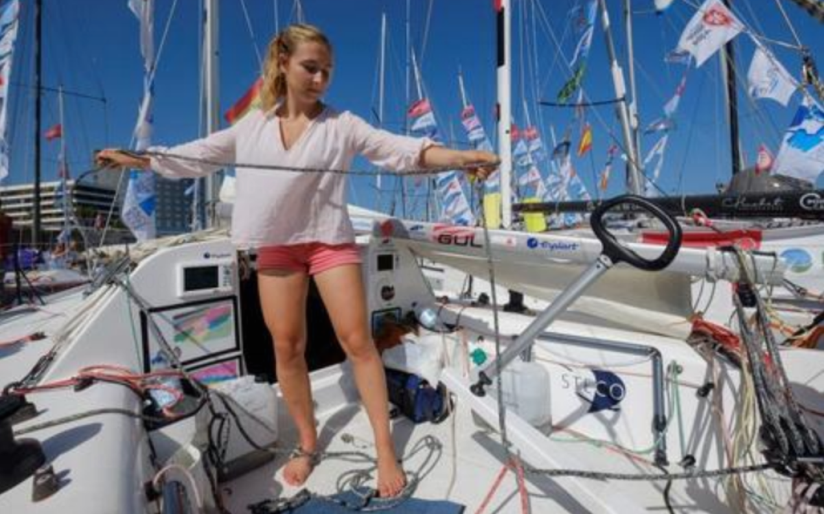 Con tan sólo dieciocho años la francesa Violette Dorange se convertirá en la primera mujer en la historia que cruzará el Océano Atlántico en solitario, en una travesía que zarpará este sábado dos de noviembre desde Las Palmas de Gran Canaria con destino Le Marin (Martinica). EFE/Angel Medina G.