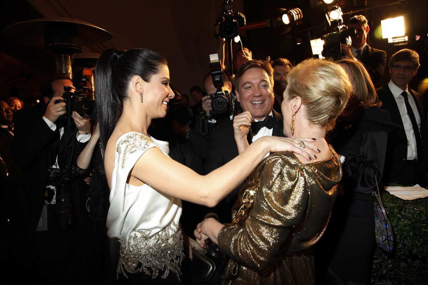 The two lead actresses meet.
