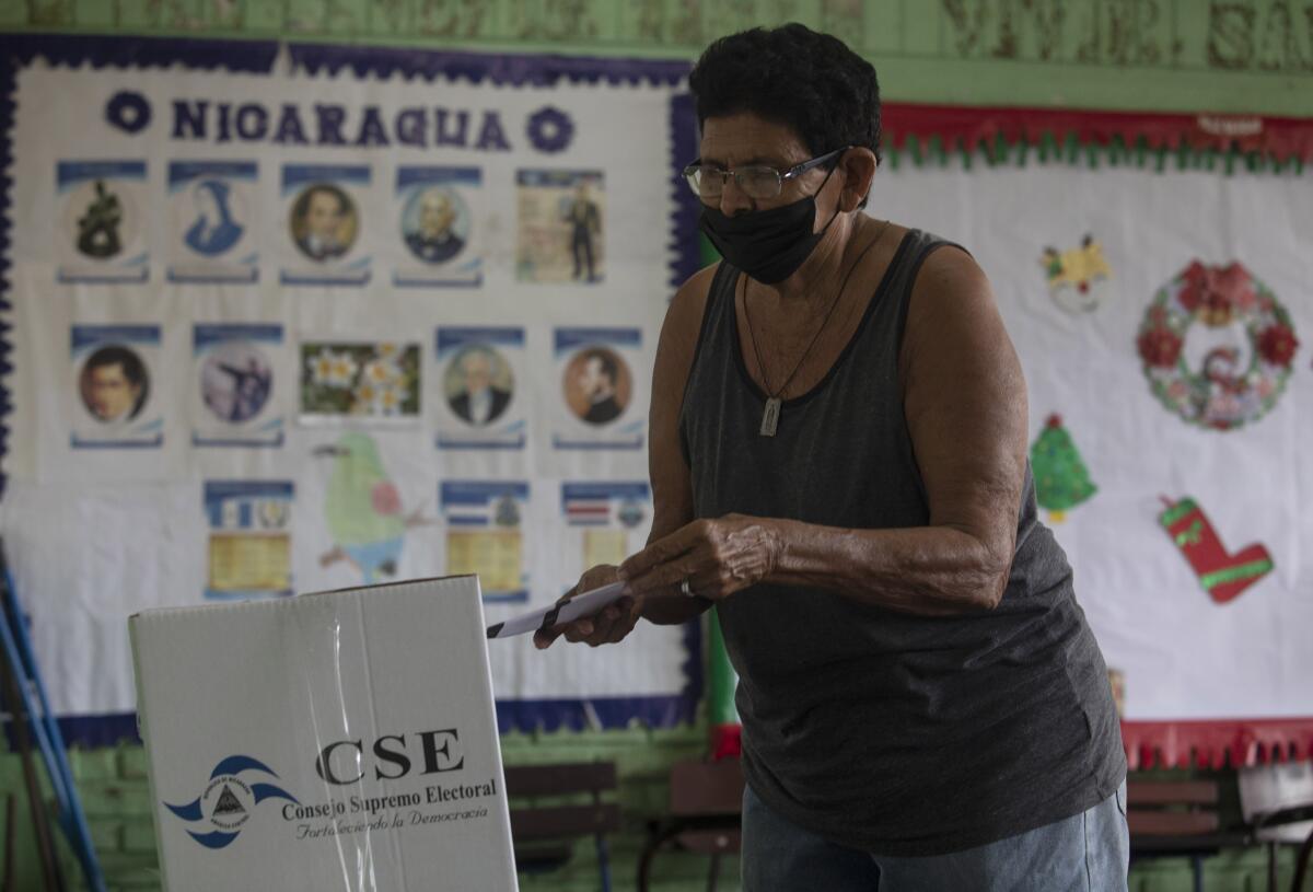 Una mujer emite su voto durante las elecciones municipales, en Managua, Nicaragua, 