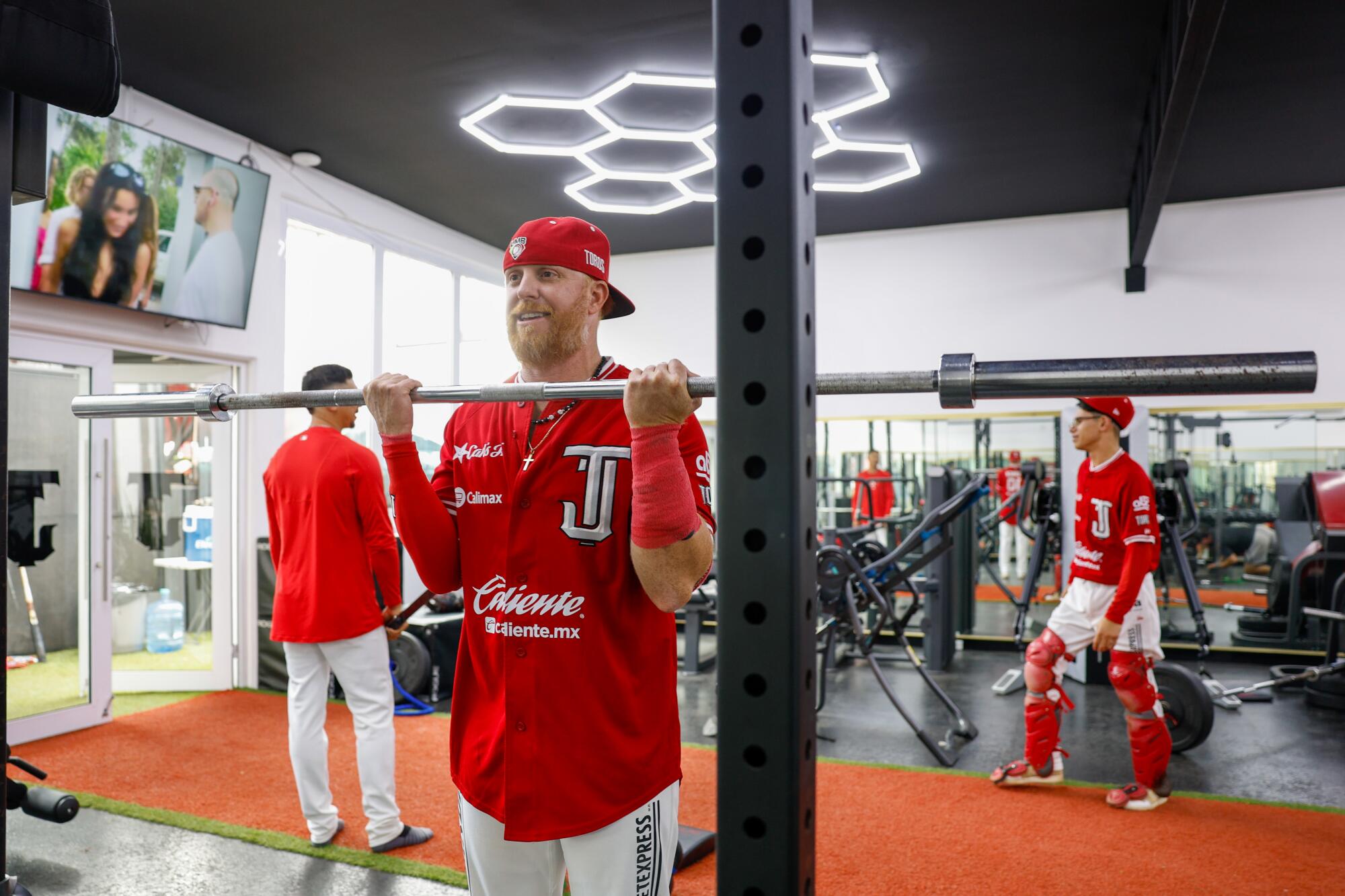Justin Turner, Tijuana Toros'un spor salonunda halterle çalışıyor.