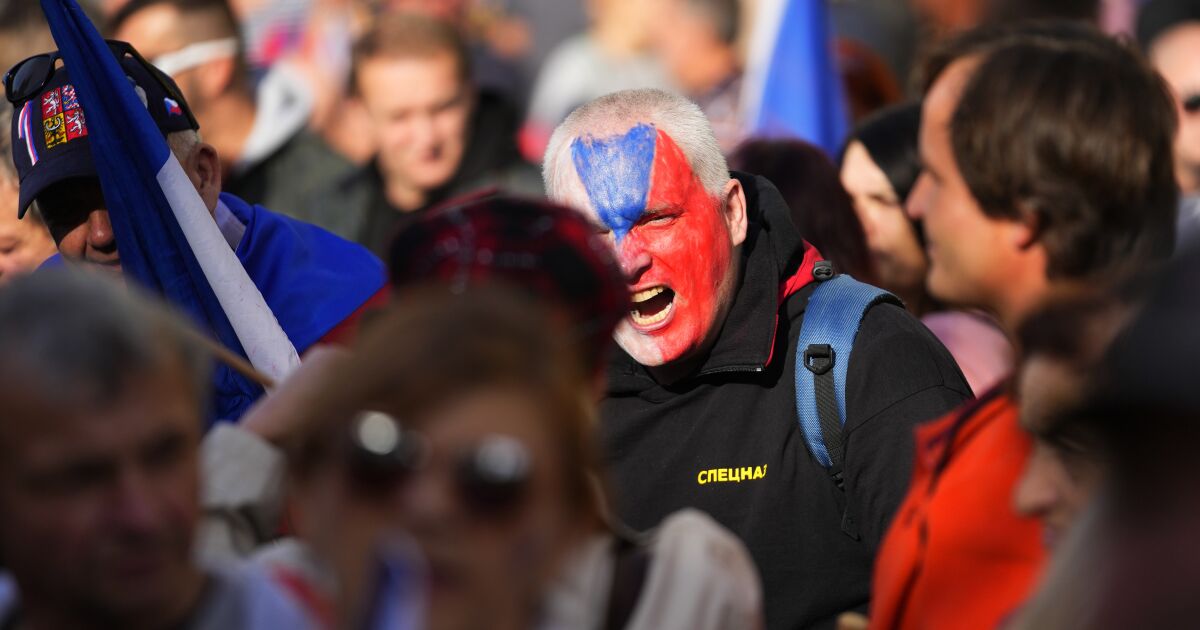 Češi se scházejí a žádají demisi prozápadní vlády