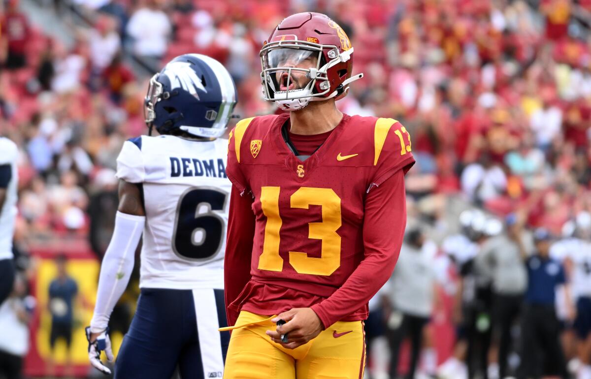 USC oyun kurucusu Caleb Williams, Cumartesi günü ikinci çeyrekte Nevada'ya attığı golü kutluyor.
