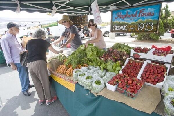 Vendors Scott Davidson and Vonnie Orth at the Malibu farmers market.