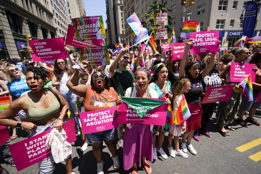 ARCHIVO - En el desfile LGBTQ llevan la bandera del movimiento por la Quinta Avenida de Nueva York