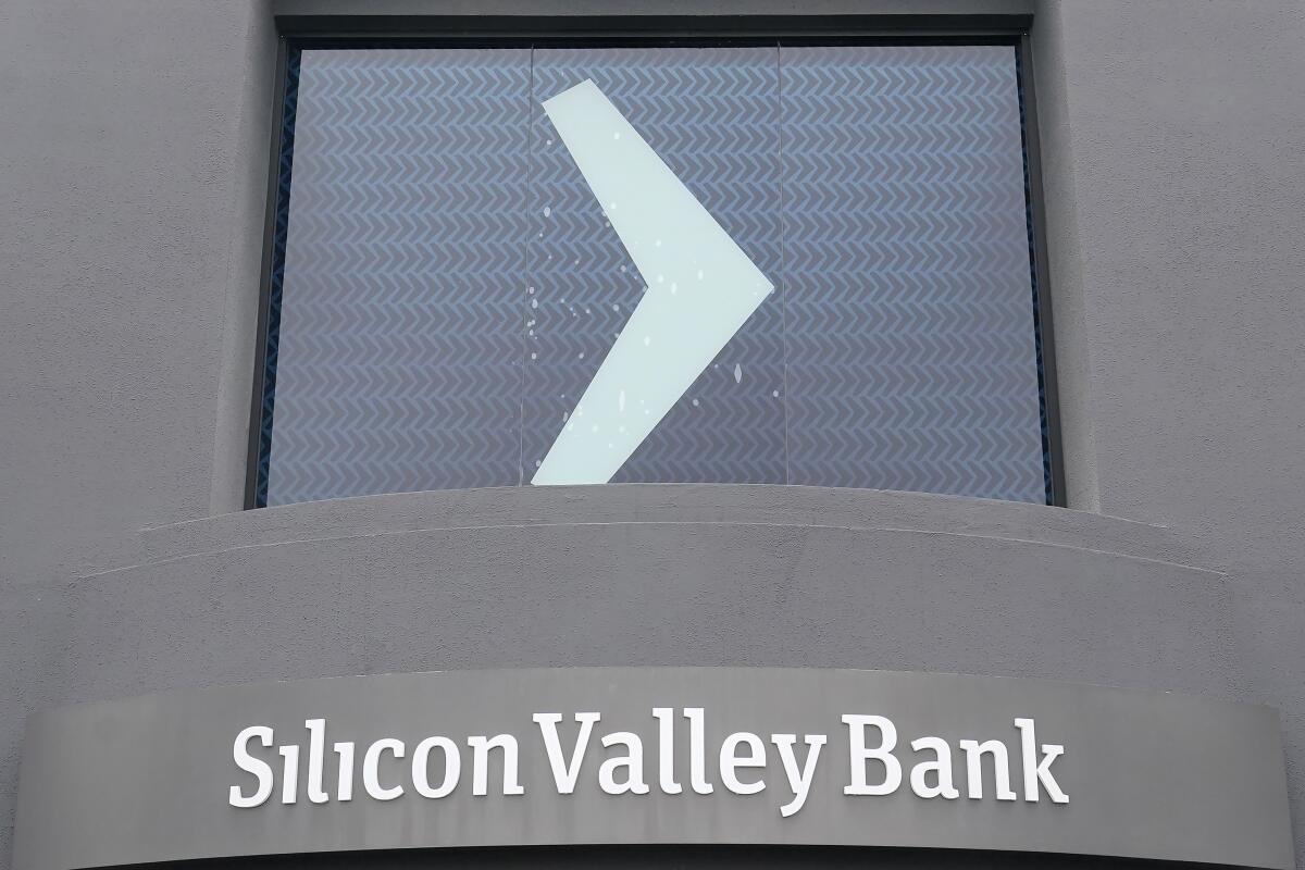 Un letrero de Silicon Valley Bank en las oficinas centrales de la compañía, 