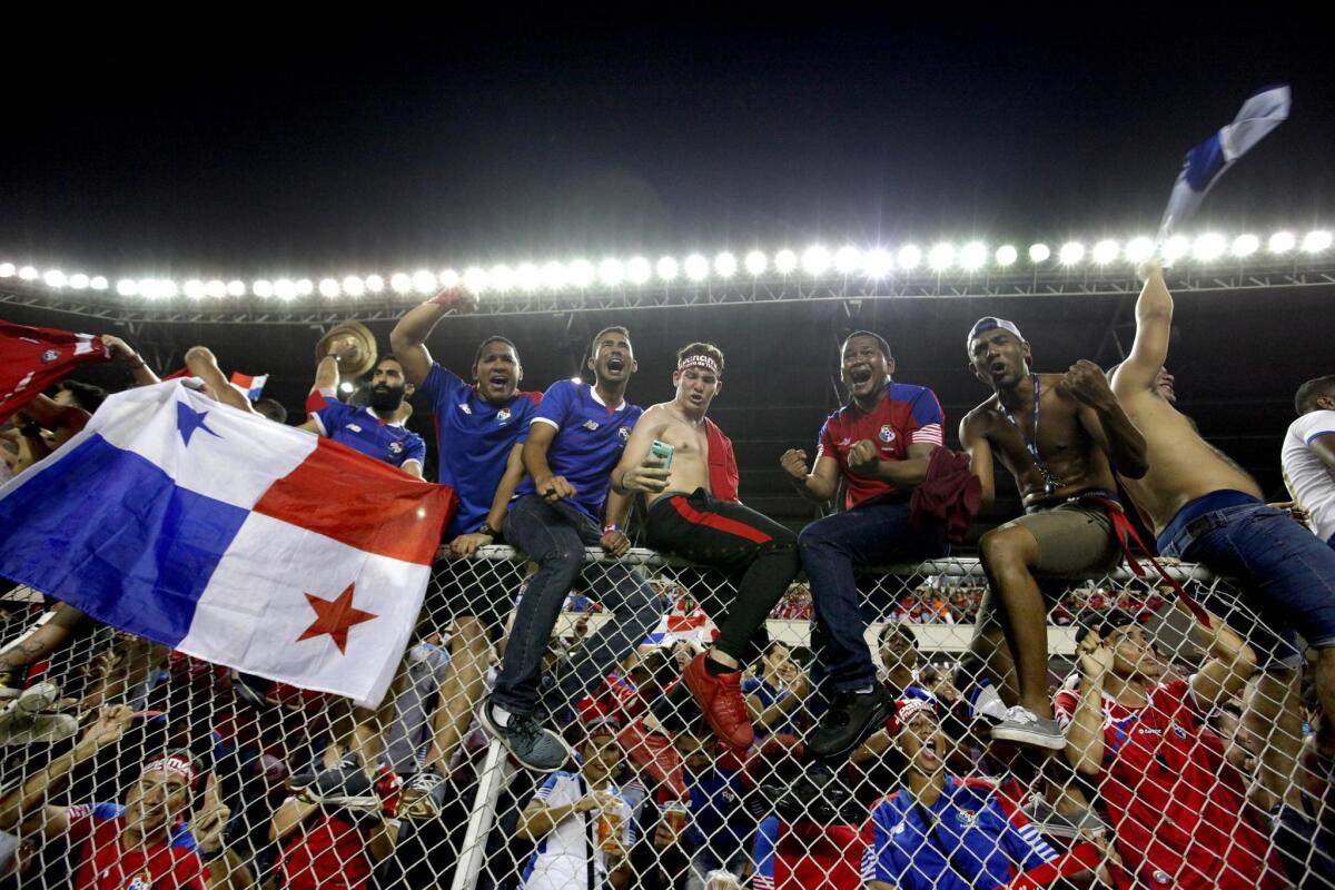 Aficionados panameños celebran la victoria de su equipo, que le dio el boleto a la Copa del Mundo Rusia 2018.