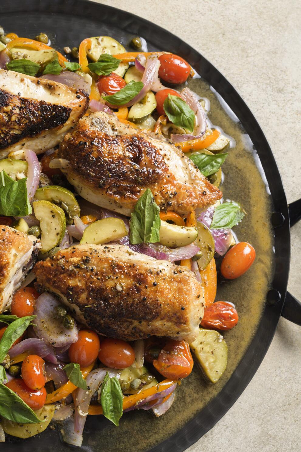 Roast chicken with rosemary and glazed baby vegetables - Émile Henry