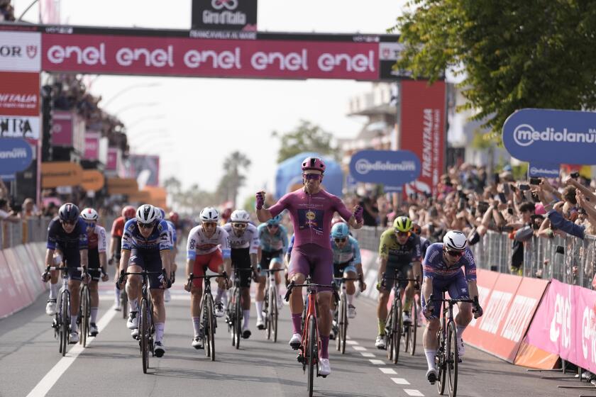 El italiano Jonathan Milan (centro) cruza la meta para ganar la 11ma etapa del Giro de Italia, el miércoles 15 de mayo de 2024, en Francavilla al Mare. (Fabio Ferrari/LaPresse vía AP)