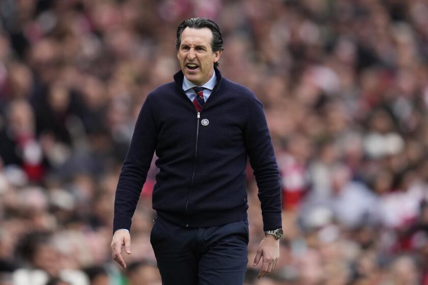 El técnico del Aston Villa Unai Emery reacciona durante el partido contra Arsenal en la Liga Premier, el domingo 14 de abril de 2024. (AP Foto/Kirsty Wigglesworth)