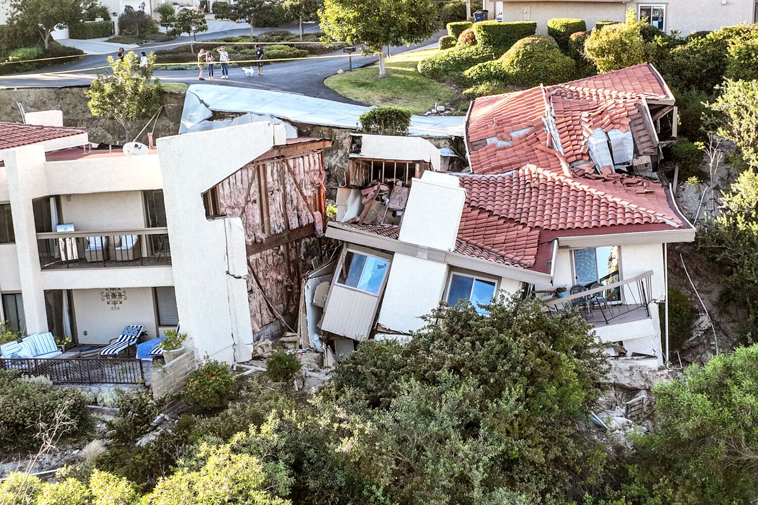  'Astonishing' collapse sends Rolling Hills Estates homes toward canyon floor