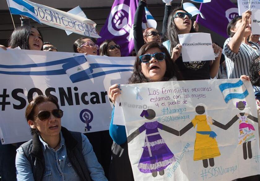 Activistas protestan hoy, 19 de julio de 2018, frente a la embajada de Nicaragua en Ciudad de México (México). Integrantes de organizaciones feministas y de jóvenes clausuraron hoy, de manera simbólica, la sede diplomática al tiempo que rechazaron y protestaron por la violencia en el país centroamericano desde hace tres meses. EFE