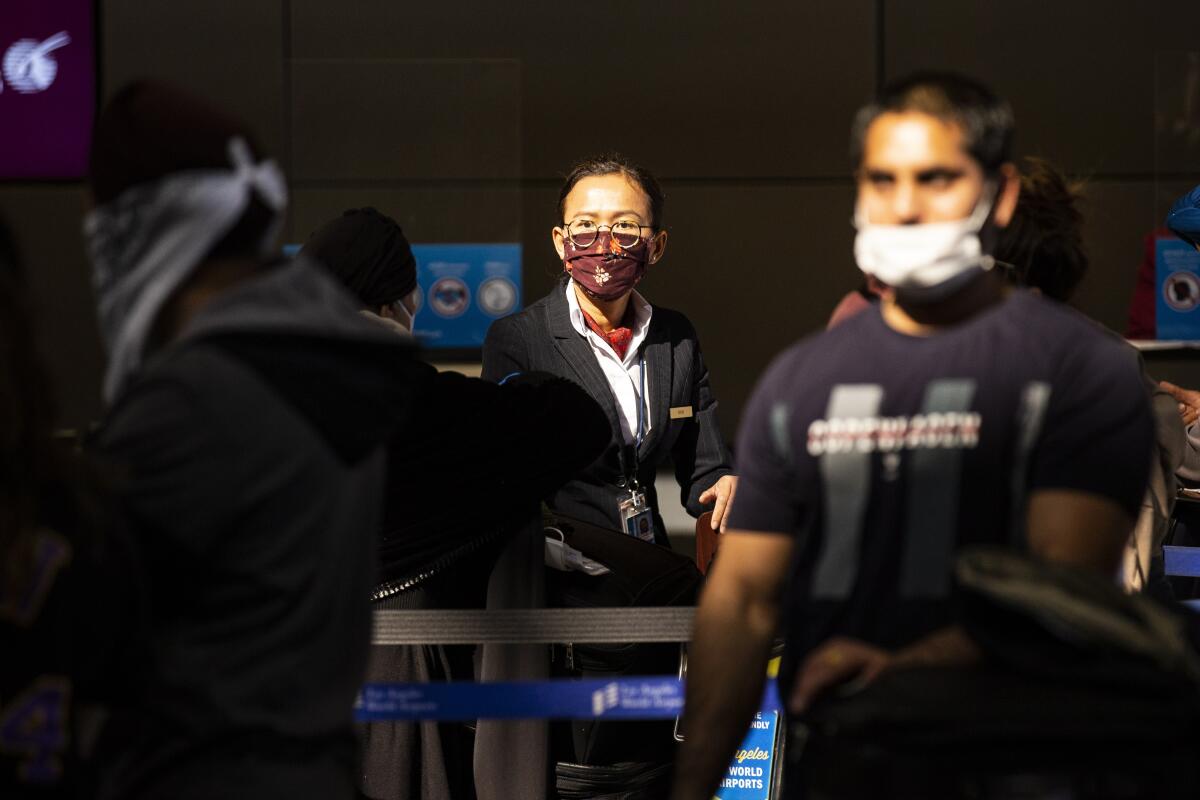 Pasajeros hacen fila para documentar su equipaje en el Aeropuerto Internacional Tom Bradley